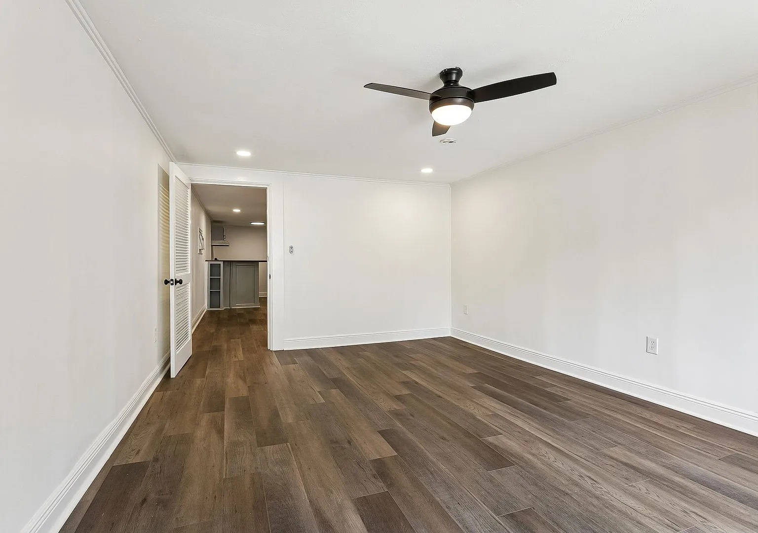 2221 Burgundy — Photo 3
