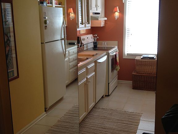 5th image of 121 Hampton Dr #121