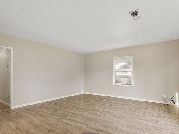 3rd image of 410 Daisy Ave