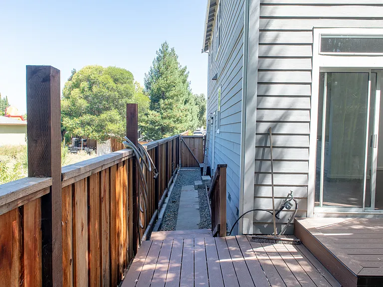 652 Charleston Ct — Photo 26