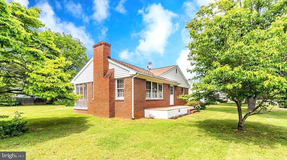 105 Hamilton St photo 1