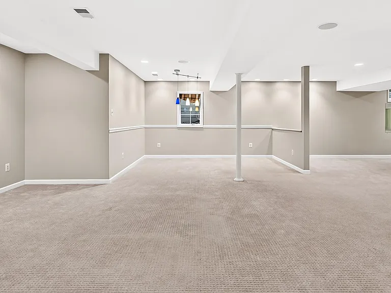 2207 Frank St — Photo 45