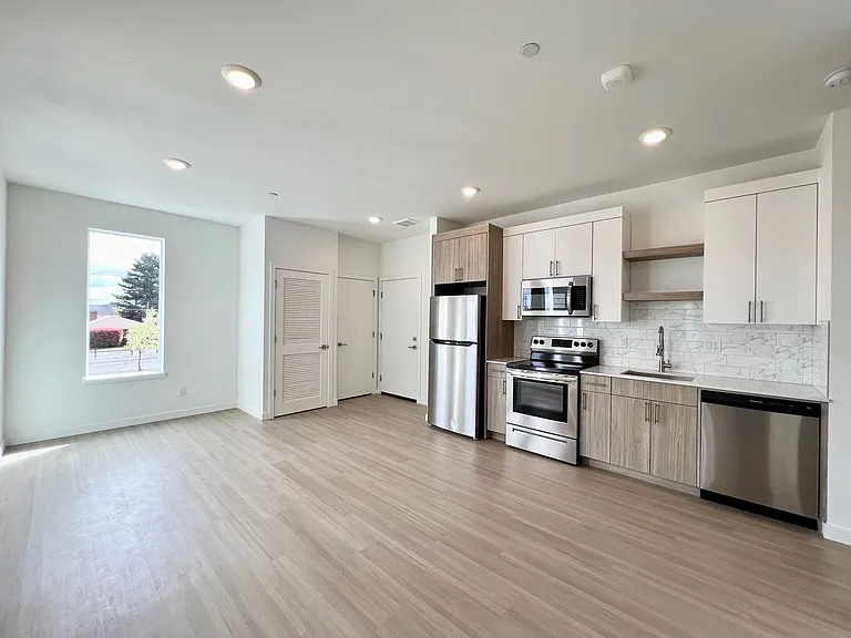 Greenwich Ave Apartments — Photo 33