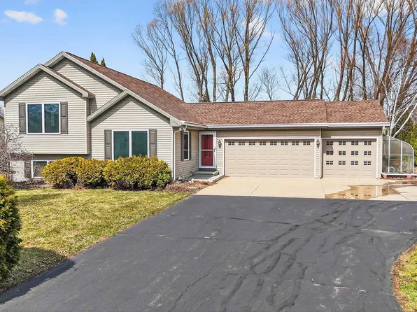 5138 Island Rd, Butte Des Morts, WI 54927
