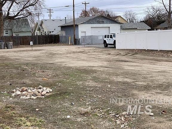 3rd image of 1119 Blaine St