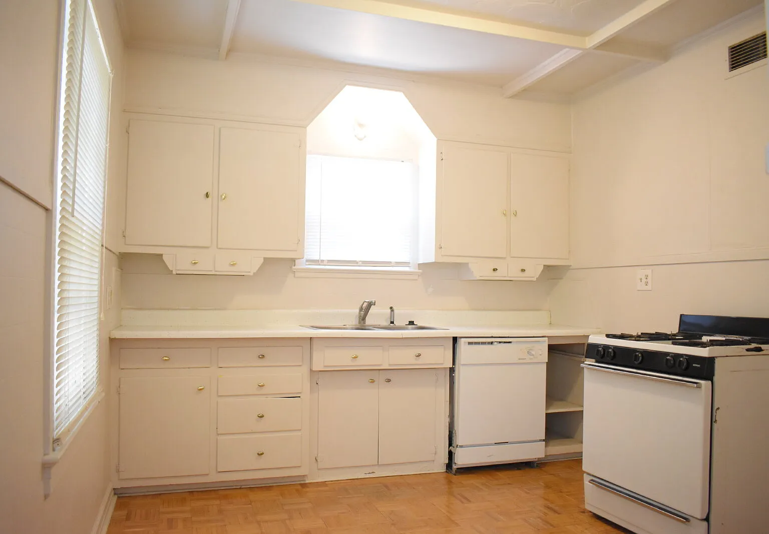 3 bed, 2.0 bath, 1200 sqft, $1,250 — Photo 4