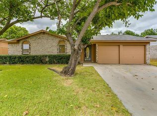 821 SW Hillside Dr, Burleson, TX 76028