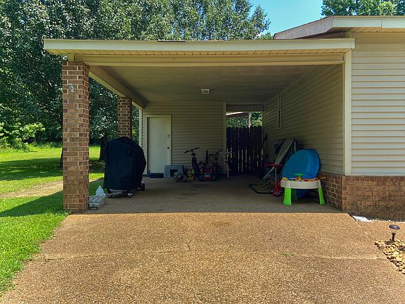 3rd image of 15 Canterbury Cir