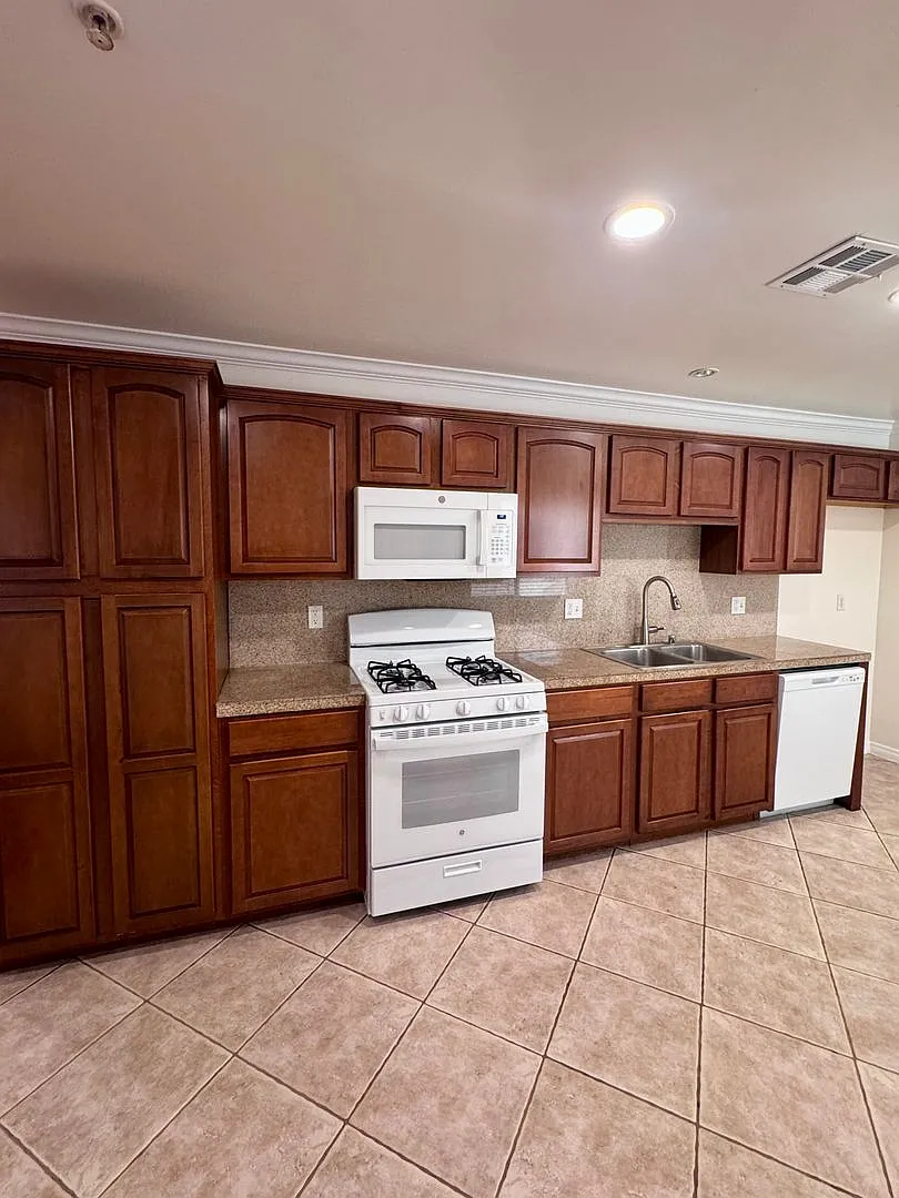 3 bedroom 2 bath condo on Vanowen — Photo 4