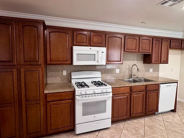13525 Vanowen St #103 — Photo 4