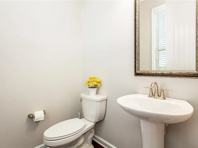 335 Beacons Pl — Photo 10