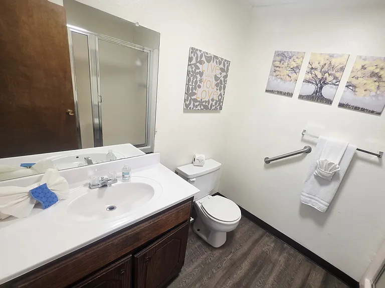 Colonial Lodge Apartments — Photo 26