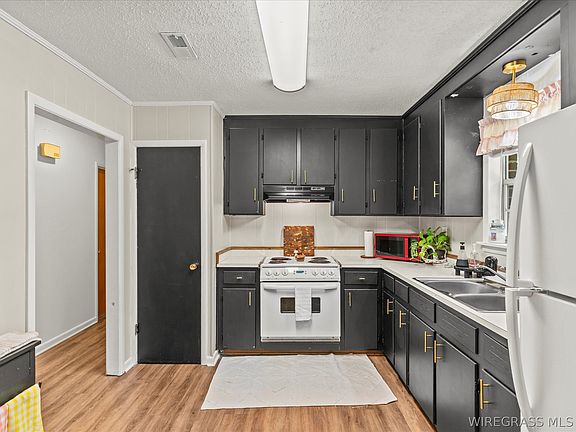 3rd image of 141 Honeysuckle Ln