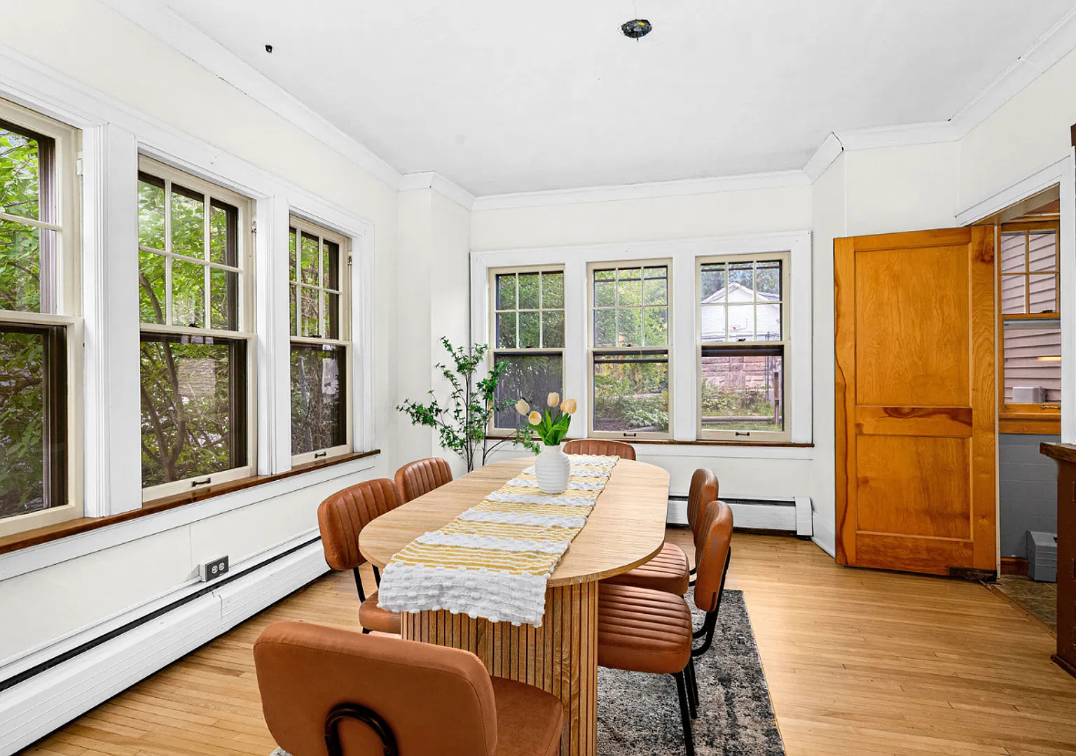 Available December 1st- 4 Bed 2 Bath 3-6 Month Lease — Photo 3