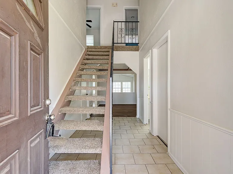 1009 NE 6th St — Photo 3
