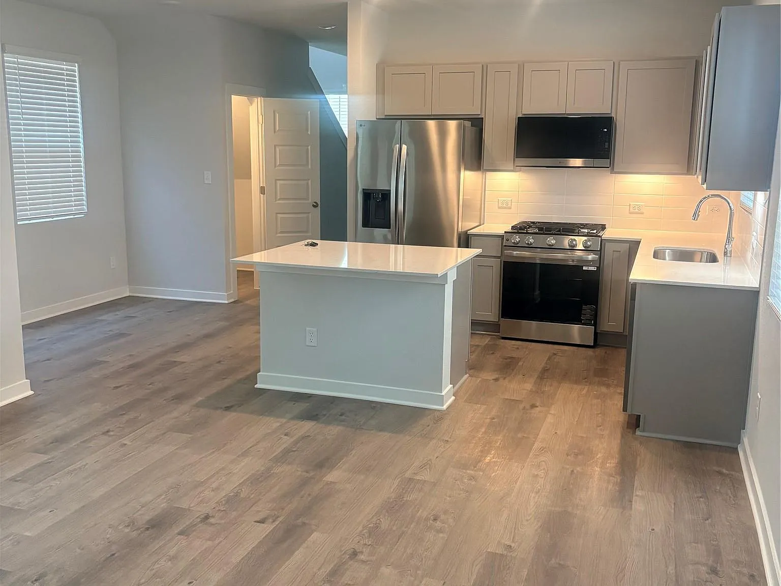 4 bed, 3.0 bath, 1970 sqft, $2,295 — Photo 2