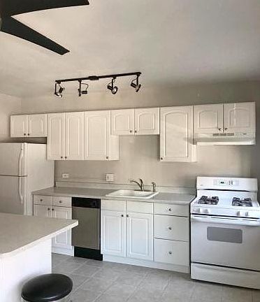 3rd image of 1101 N Bellaire St APT 305
