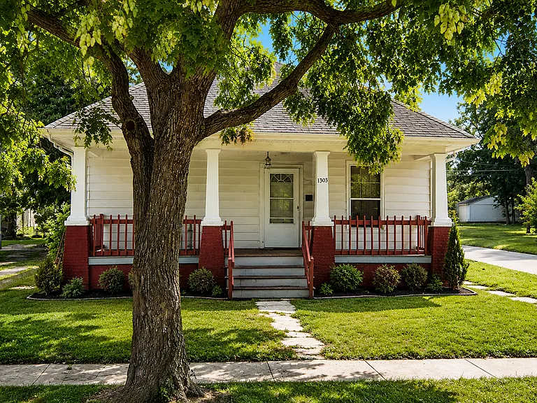 1303 E Hickory St — Photo 1