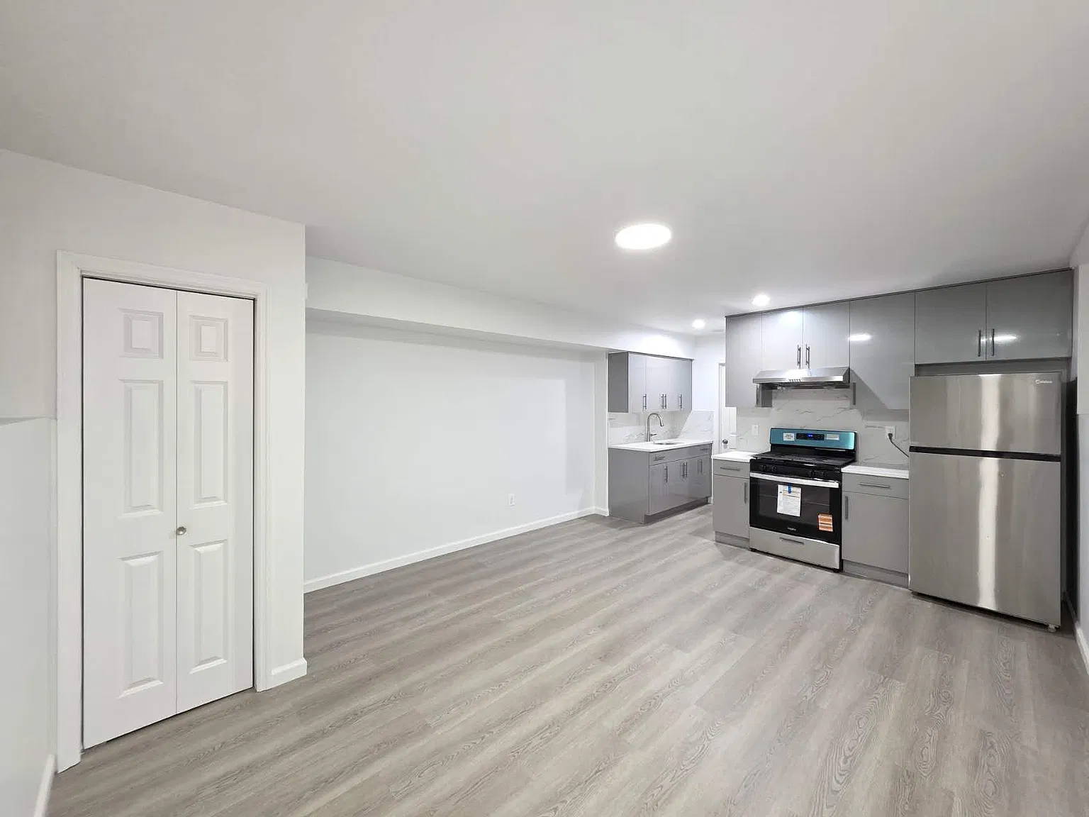 789 Rossville Ave — Photo 2