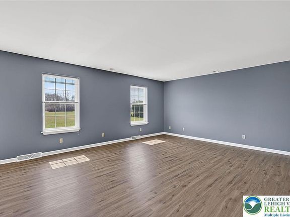 3rd image of 2120 Seipstown Rd