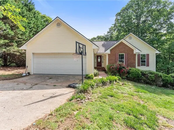 413 Rolling Meadows Dr, Cleveland, GA 30528