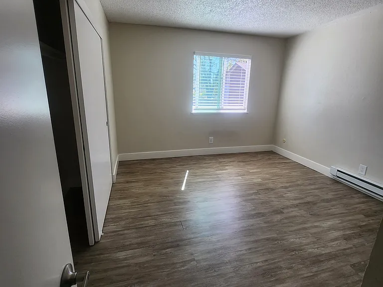647 Dutton Ave — Photo 8