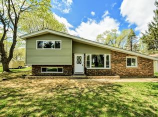 2255 Irondale Rd, Libertyville, IL 60048