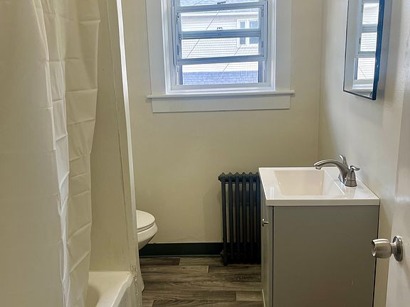 2nd image of 1010 Main St APT 2