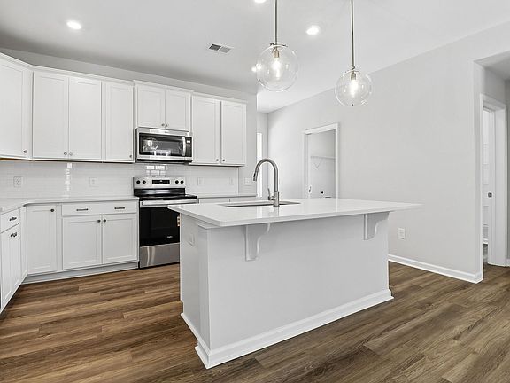 5th image of 14 Standing Oaks Ln