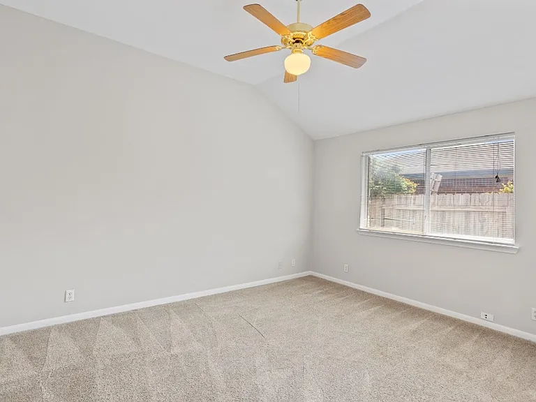 604 Maplecreek Dr — Photo 13
