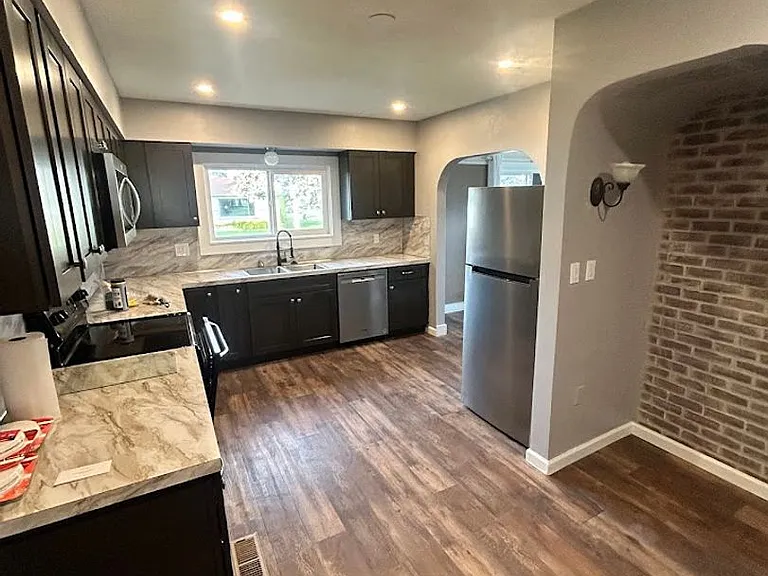 817 Grover St — Photo 10
