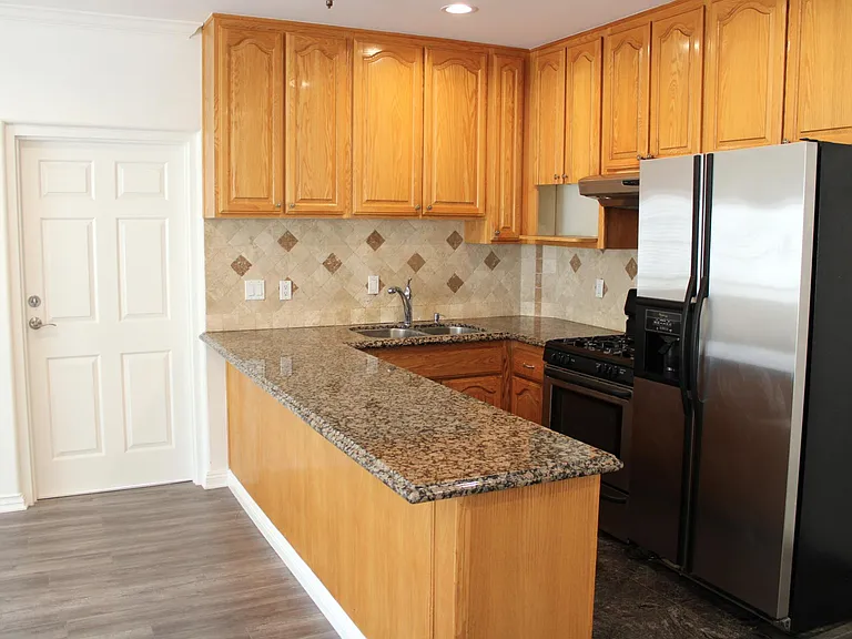1827.5 W Hill Dr — Photo 2