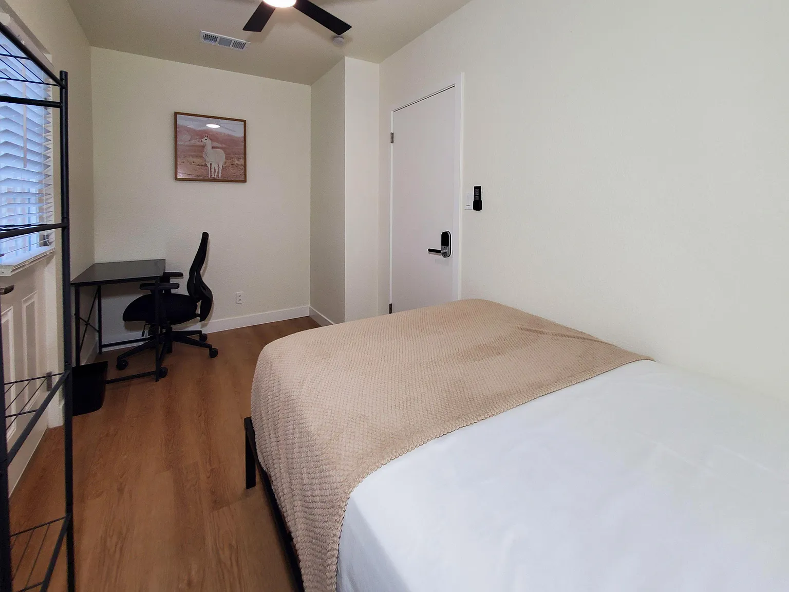 4 bed, 2.0 bath, 1630 sqft, $810 — Photo 2