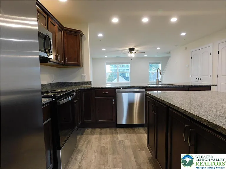 1549 Burkhardt St #C — Photo 8