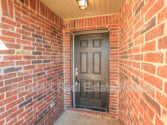 5th image of 1592 Hutchinson St