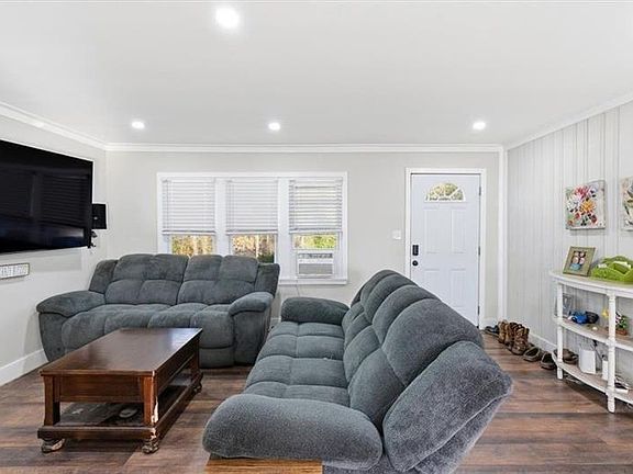 4th image of 121 Ripley Ave