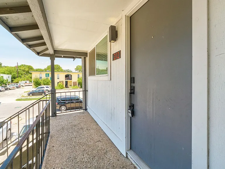CrestHaus Apartments — Photo 4