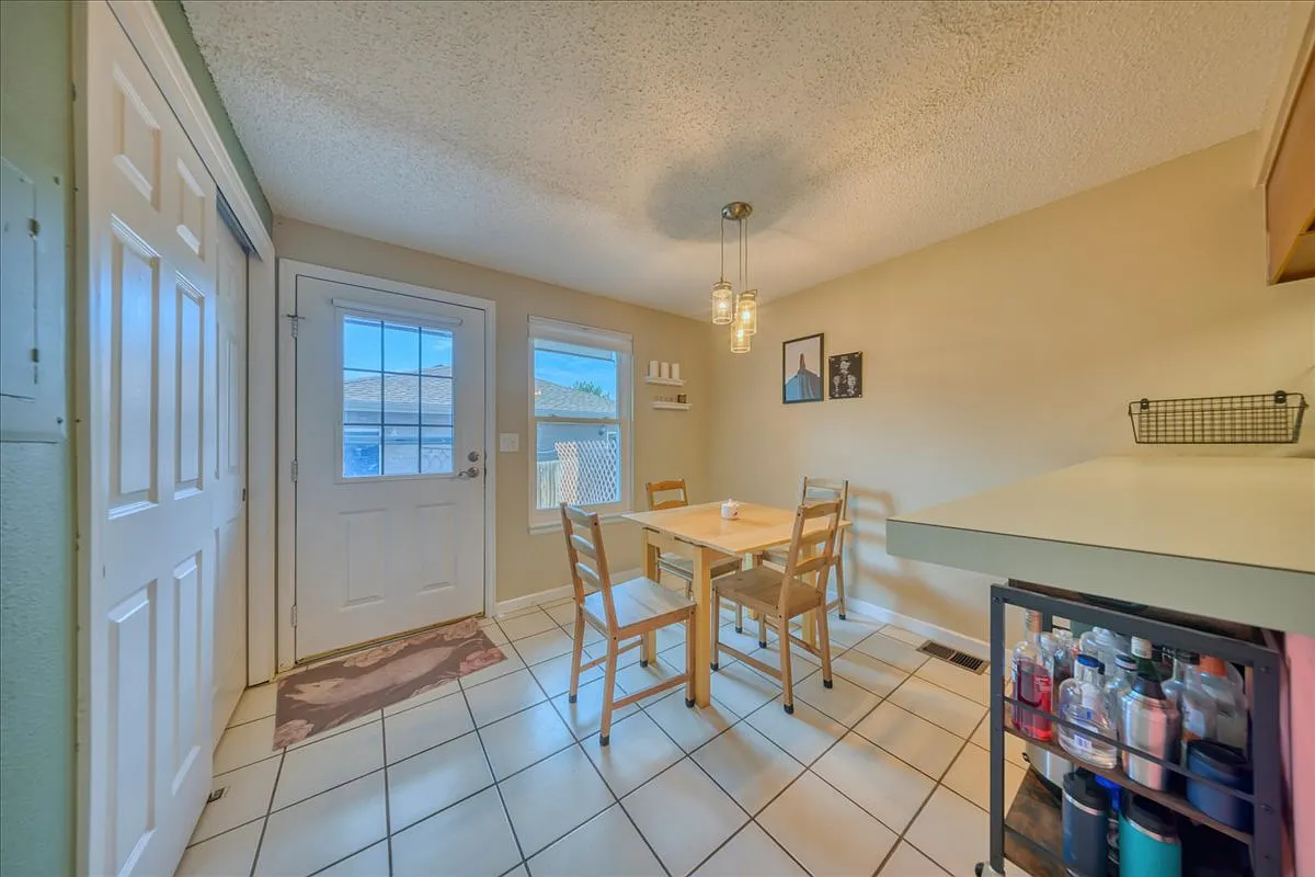2 bed, 2.5 bath, 1265 sqft, $2,460 — Photo 2