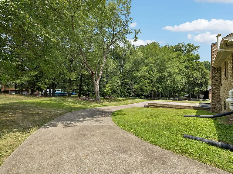 1810 Theresa Dr — Photo 45