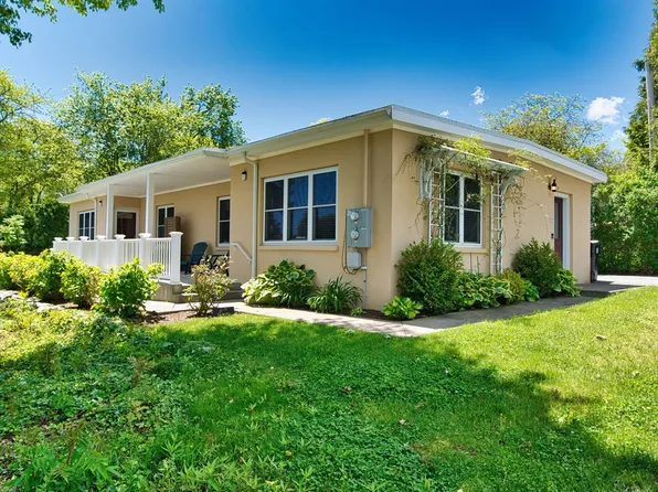 89 William St, Dartmouth, MA 02748