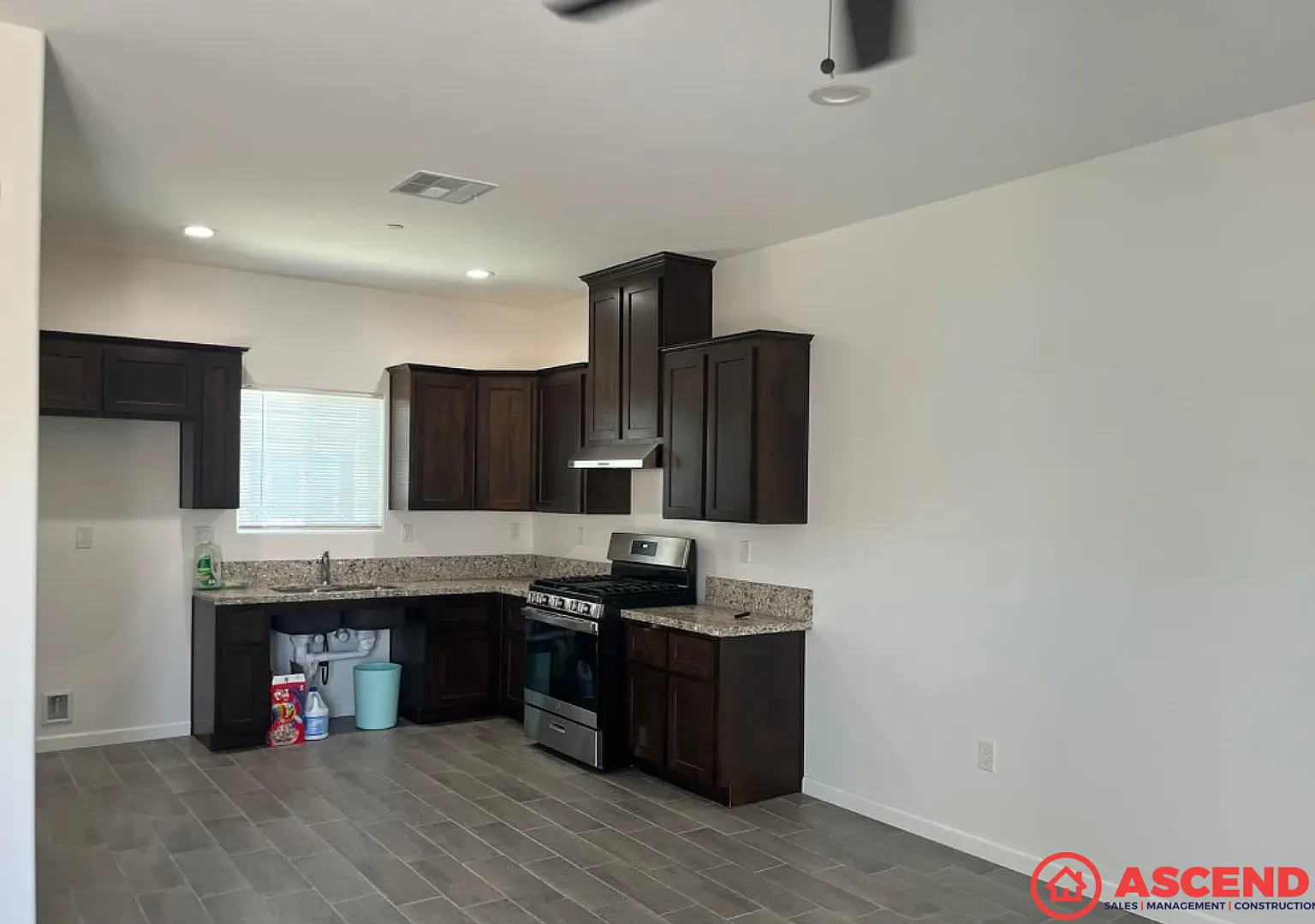 Comfortable 3BD/2BA Home in Bakersfield's 93304 Water Included, No Pets! — Photo 2