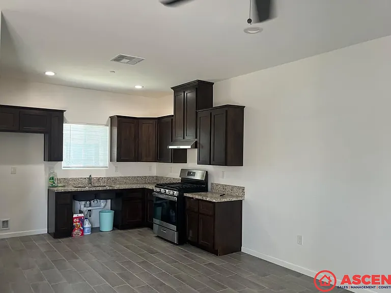2315 S I St #B — Photo 2
