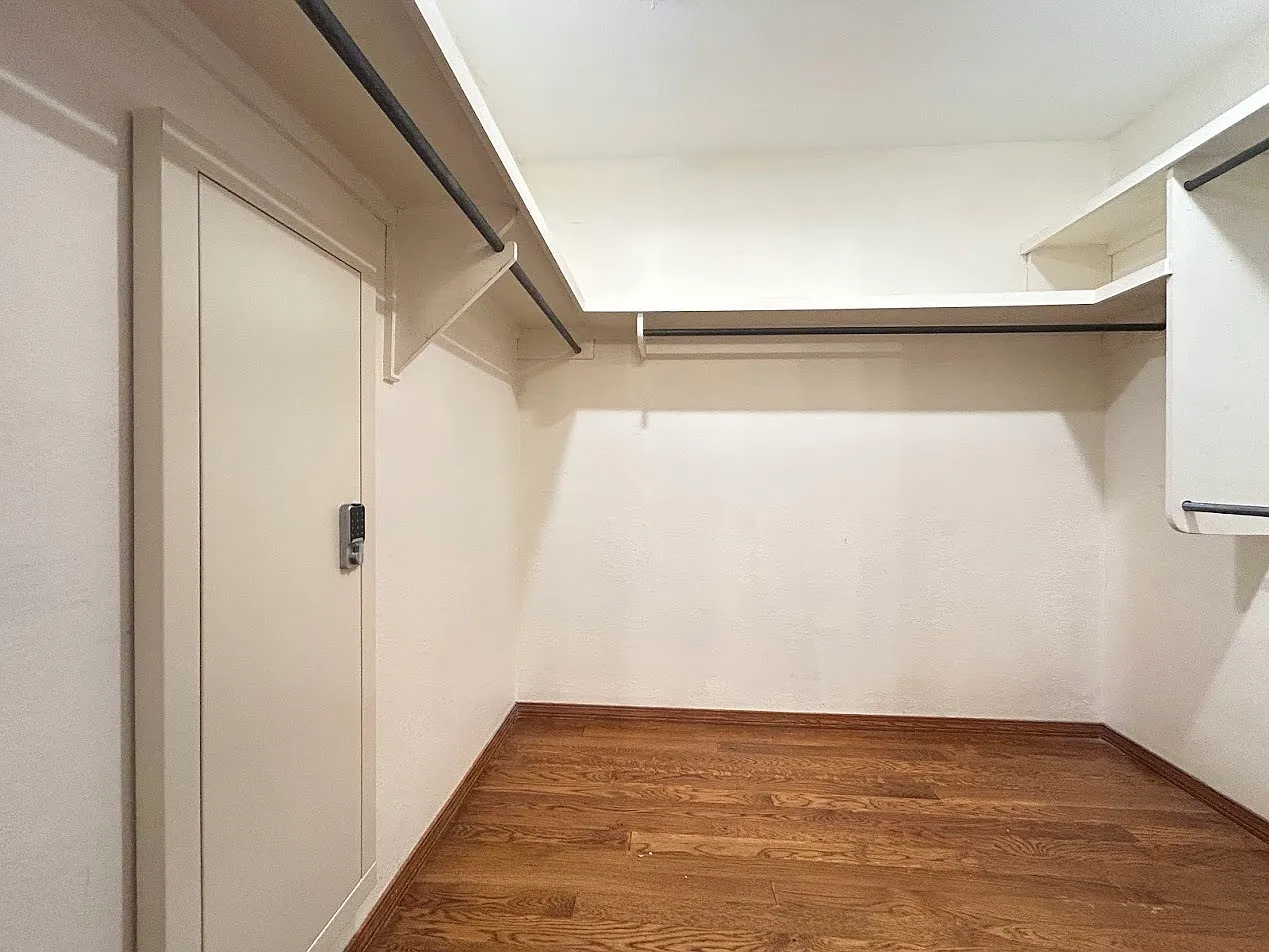 3164 N. Katherine Avenue - 1 — Photo 3