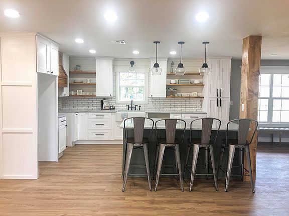 2nd image of 1810 Mockingbird Ln
