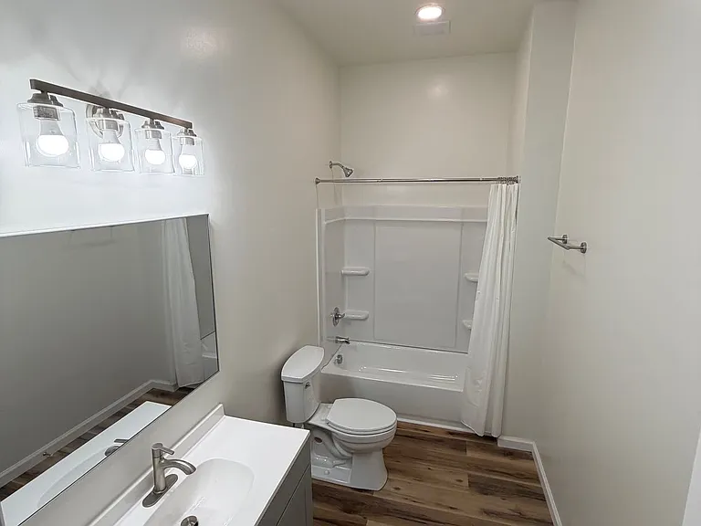 908 Linley St — Photo 4