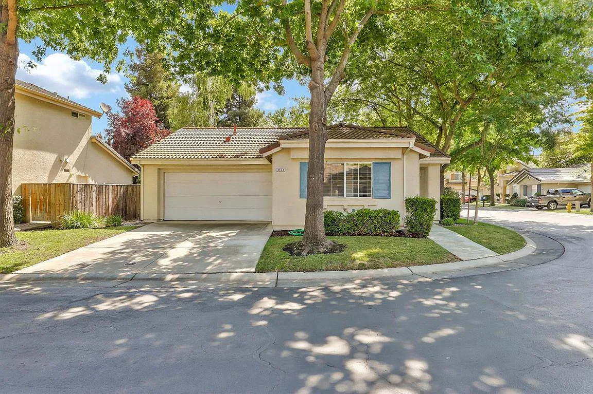 3633 Whispering Creek Cir photo 1