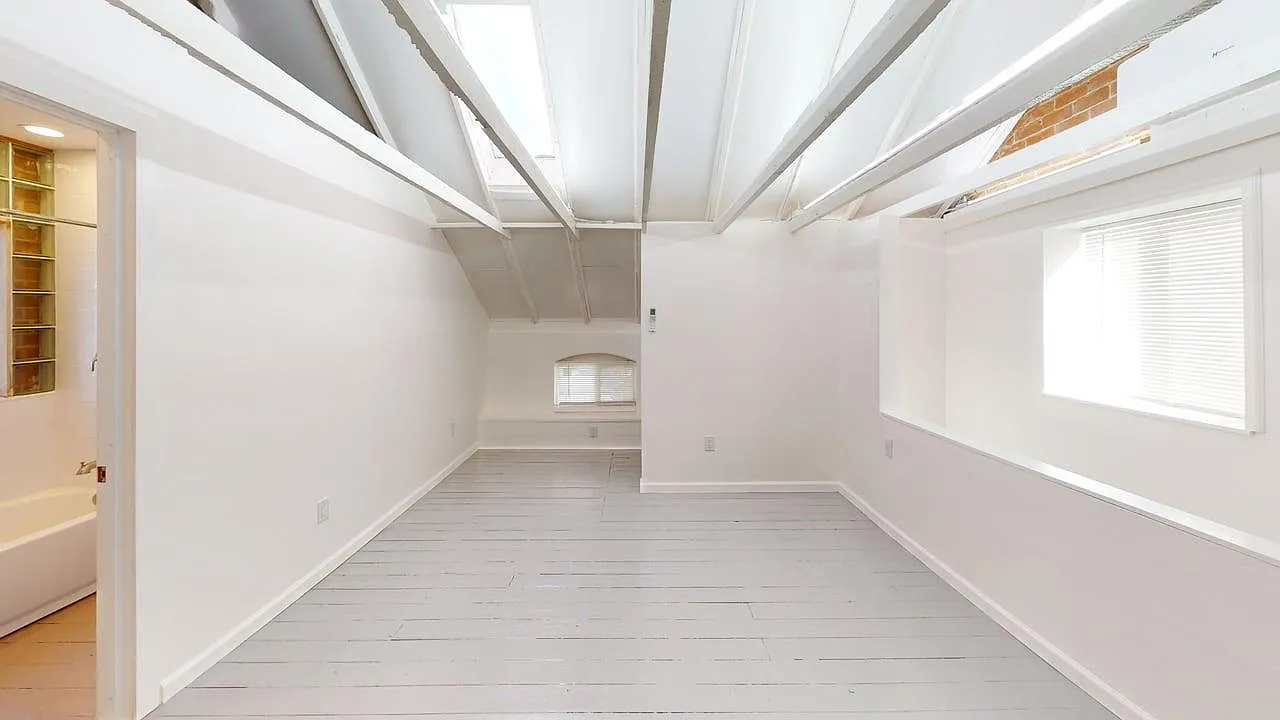 Updated Studio in EDO - Vaulted Ceiling, Great Natural Light — Photo 1