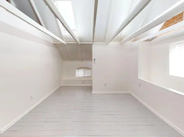 Updated Studio in EDO - Vaulted Ceiling, Great Natural Light