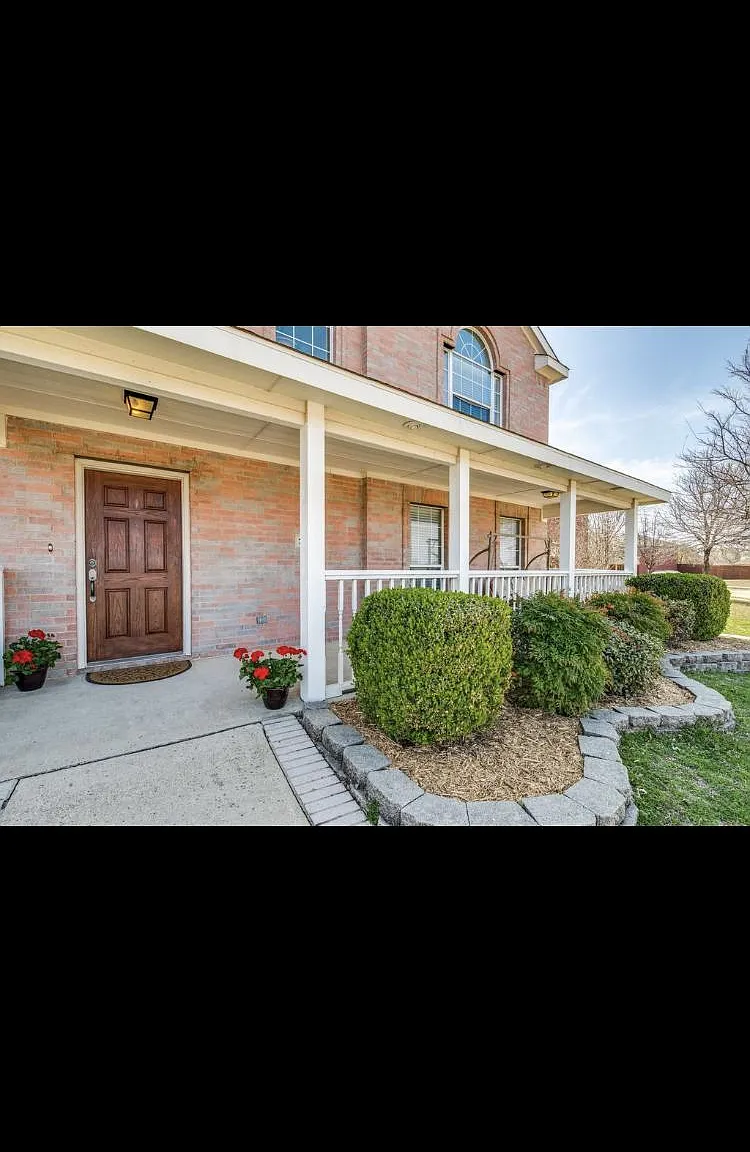 4 bed, 2811 sqft, $2,900 — Photo 2