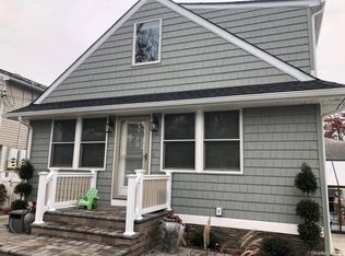 286 Beachview St, Copiague, NY 11726